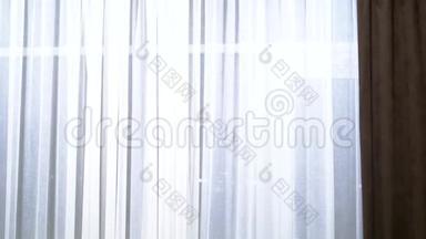 客厅或卧室的窗帘内部。 棕色窗帘和白色薄纱。 客厅或室内窗帘